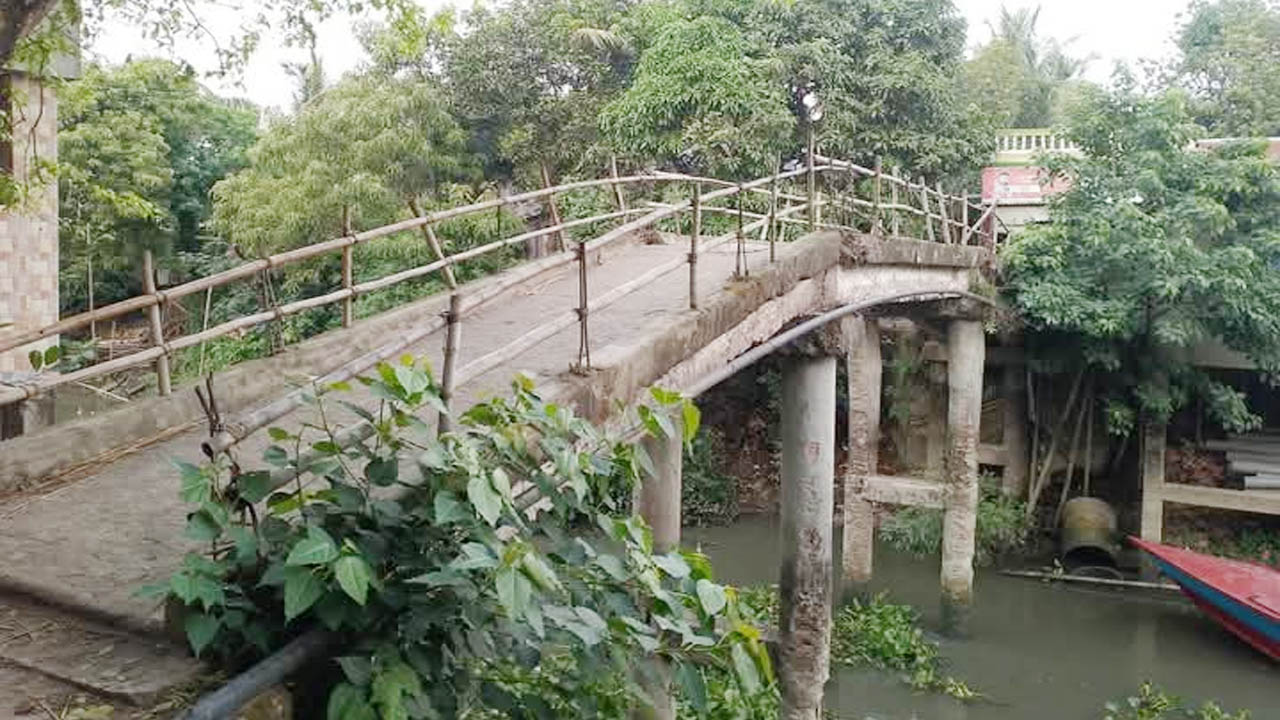 গজারিয়ায় নড়বড়ে ঝুঁকিপূর্ণ সেতু ভেঙে পড়ার আশঙ্কা