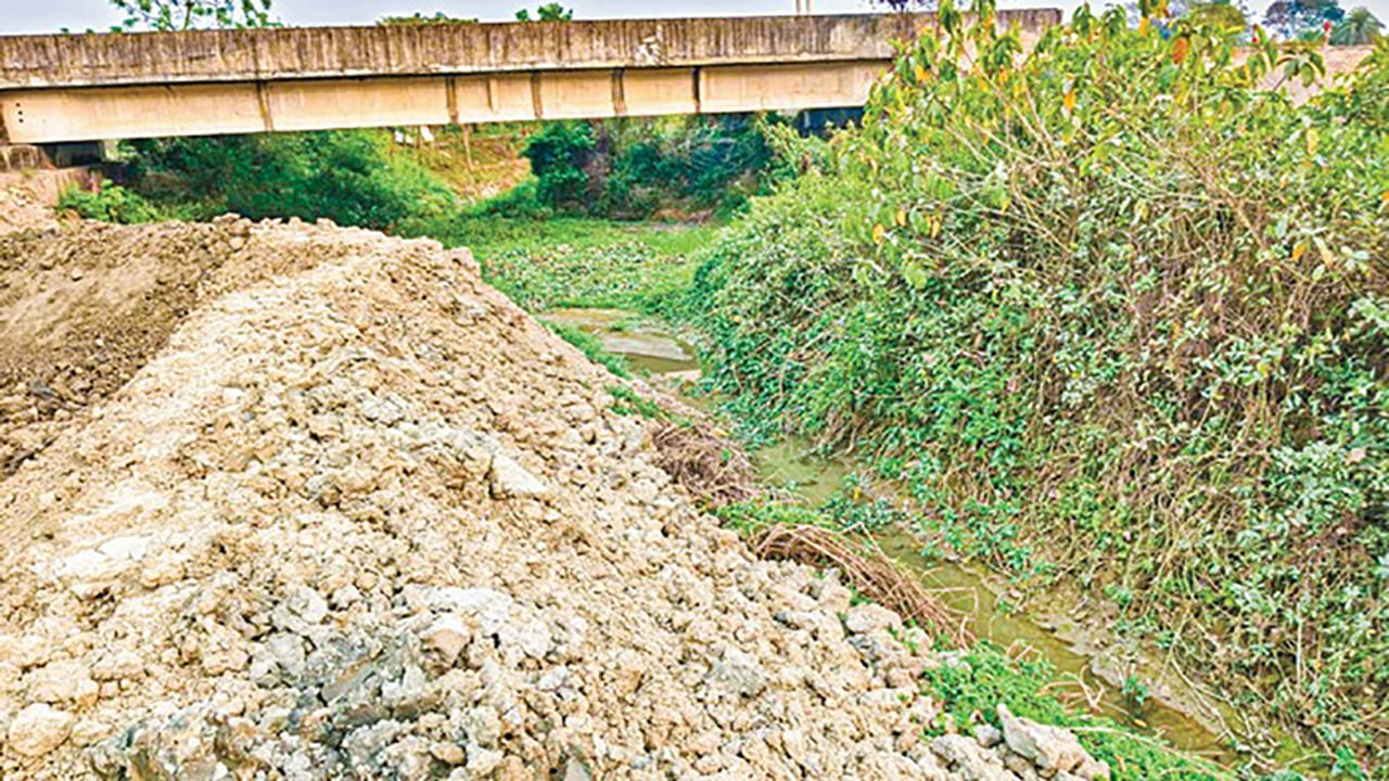 গফরগাঁওয়ে সরকারি খাল ভরাট করে মাছের খামার