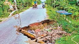 সংস্কারের অভাবে বিভিন্ন স্থানে বেহাল সড়কব্যবস্থা