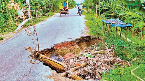 সংস্কারের অভাবে বিভিন্ন স্থানে বেহাল সড়কব্যবস্থা