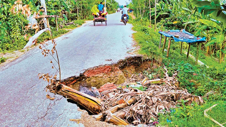 সংস্কারের অভাবে বিভিন্ন স্থানে বেহাল সড়কব্যবস্থা