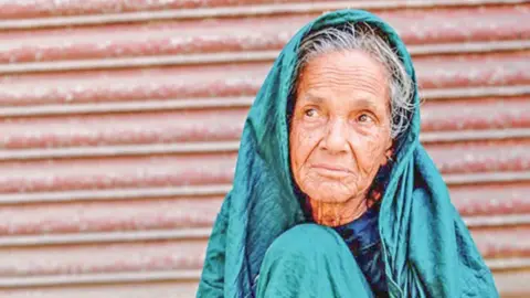 বয়সের ভারে ন্যুব্জ, তবু থামেনি জীবনসংগ্রাম