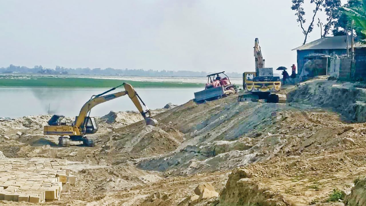 সাঘাটায় হুমকির মুখে পাউবোর ২৫ কোটি টাকার বন্যানিয়ন্ত্রণ বাঁধ