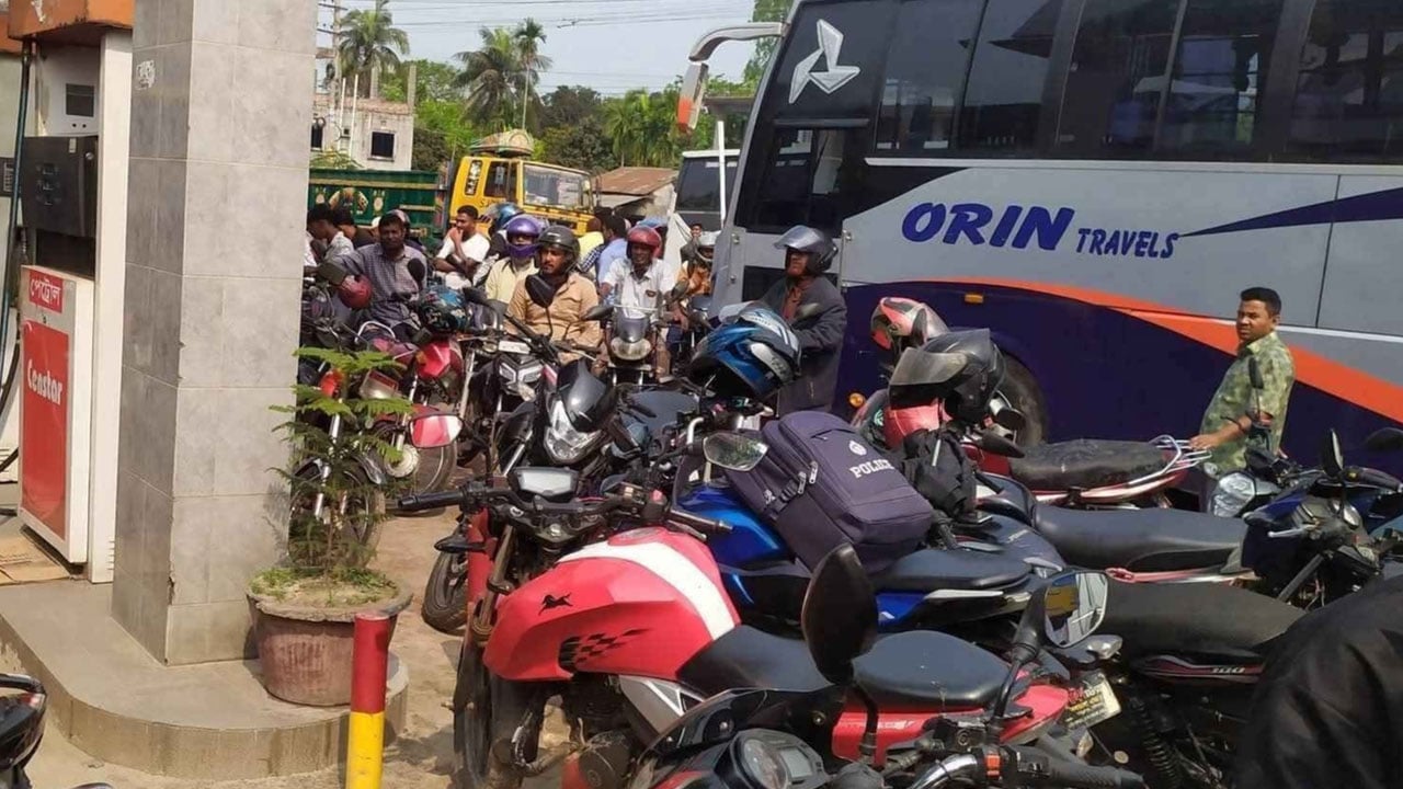 দীর্ঘ লাইন উপেক্ষা করে তিন জার তেল নিয়ে উধাও ইউএনওর গাড়ি