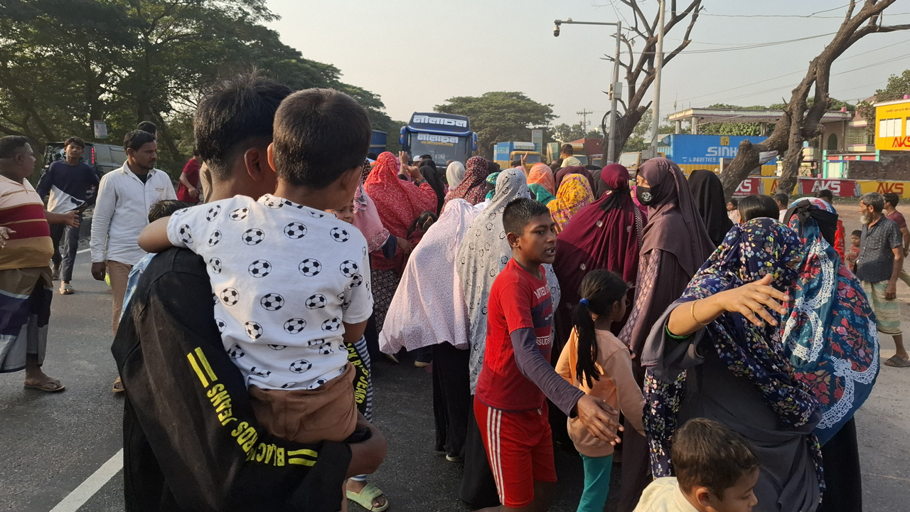 গজারিয়ায় গৃহবধূ হত্যাকারীদের বিচারের দাবিতে মহাসড়ক অবরোধ