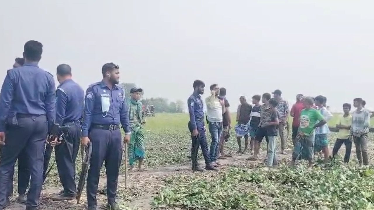 গজারিয়ায় বালু তুলতে বাধা দেওয়ায় সন্ত্রাসীদের গুলি