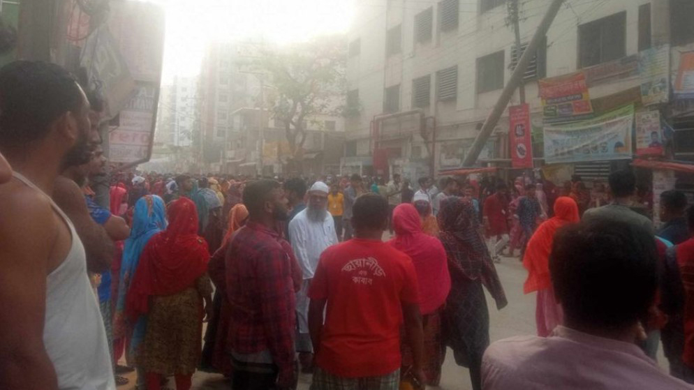মোহাম্মদপুরে বোনাসের দাবিতে গার্মেন্টস শ্রমিকদের বিক্ষোভ