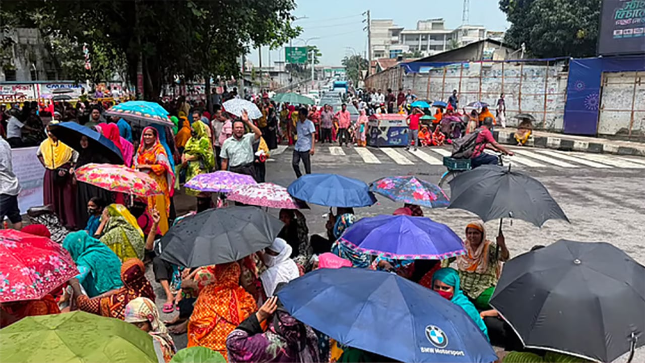 মহাখালী-তেজগাঁও সড়ক অবরোধ করে পোশাকশ্রমিকদের বিক্ষোভ