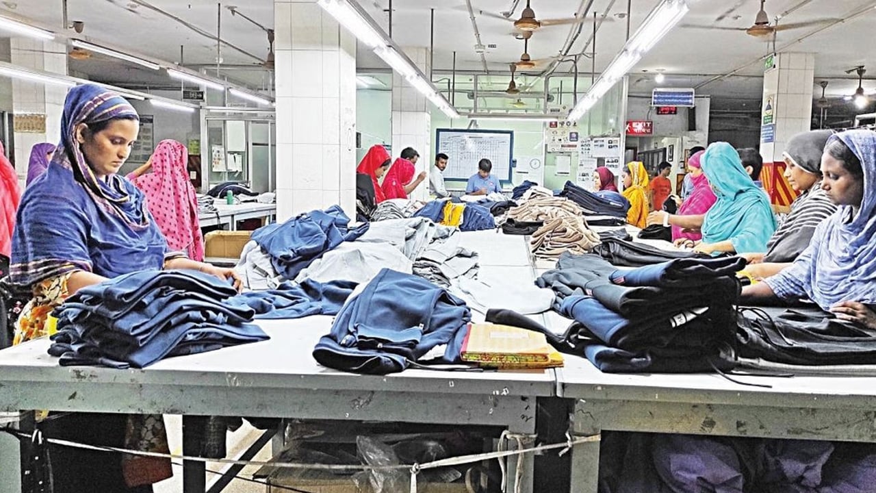 পোশাক কিনতে বাংলাদেশ ছেড়ে ভারতমুখী হচ্ছেন বিদেশি ক্রেতারা