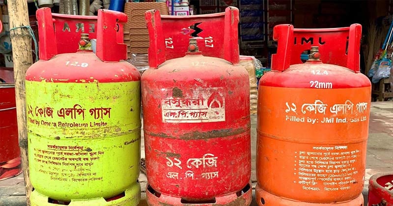 লক্ষ্মীপুরে গ্যাস সিলিন্ডার বিস্ফোরণে ১০ দোকান পুড়ে ছাই