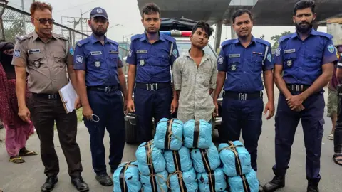 দাউদকান্দিতে ৬৪ কেজি গাঁজাসহ কাভার্ডভ্যান জব্দ, গ্রেপ্তার ১