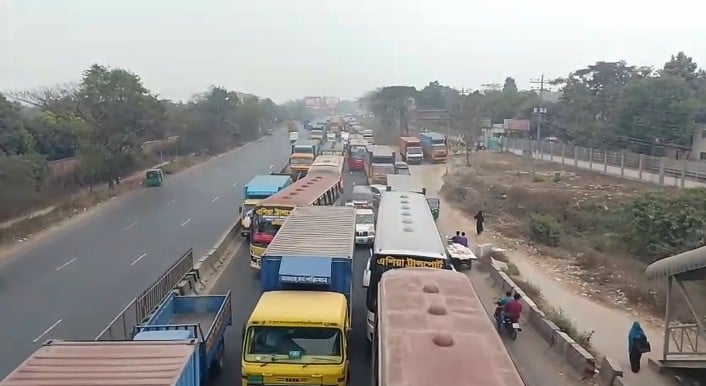 ঢাকা-চট্টগ্রাম মহাসড়কে যানজট, দুর্ভোগে যাত্রীরা