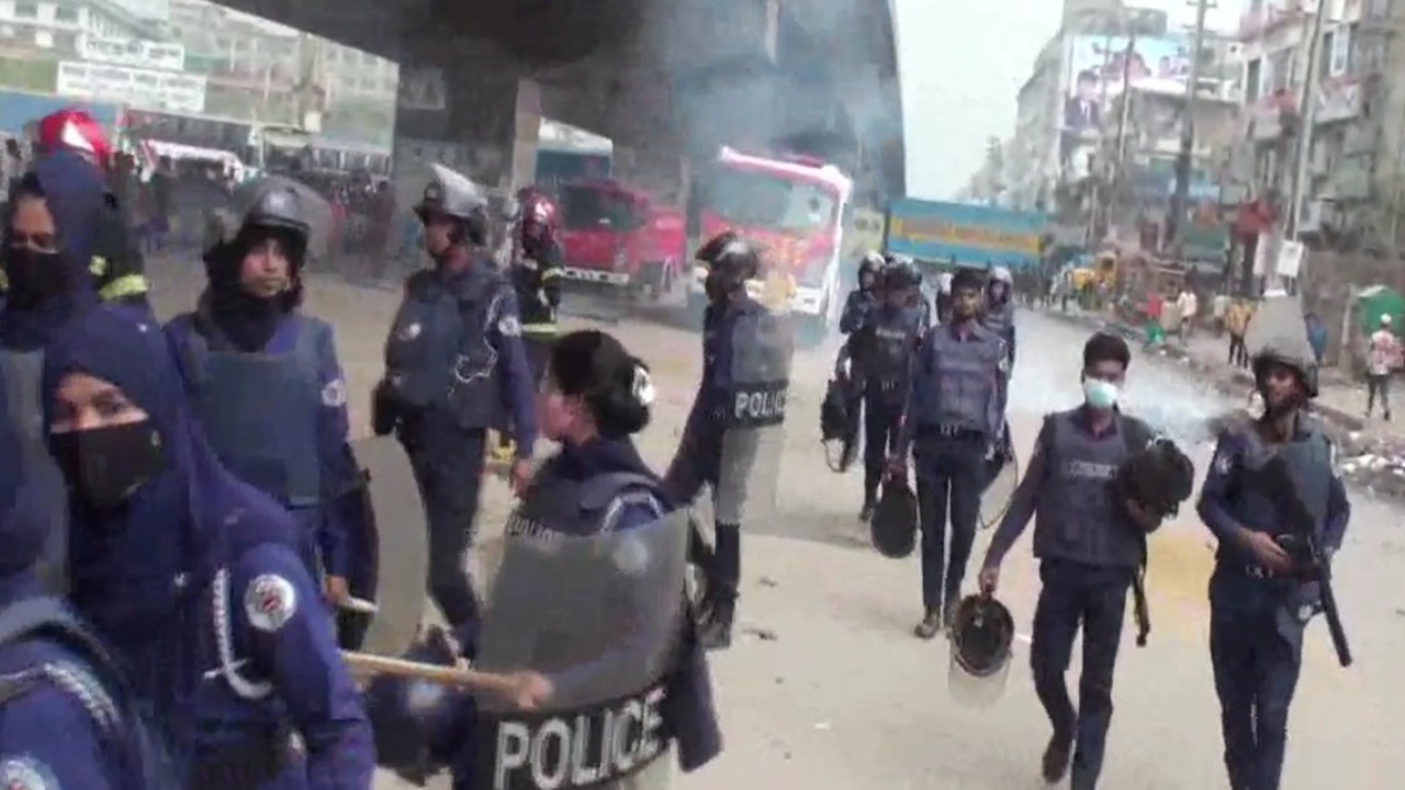 গাজীপুরের ভোগড়ায় শ্রমিক বিক্ষোভ, দুই ঘণ্টা পর যান চলাচল স্বাভাবিক