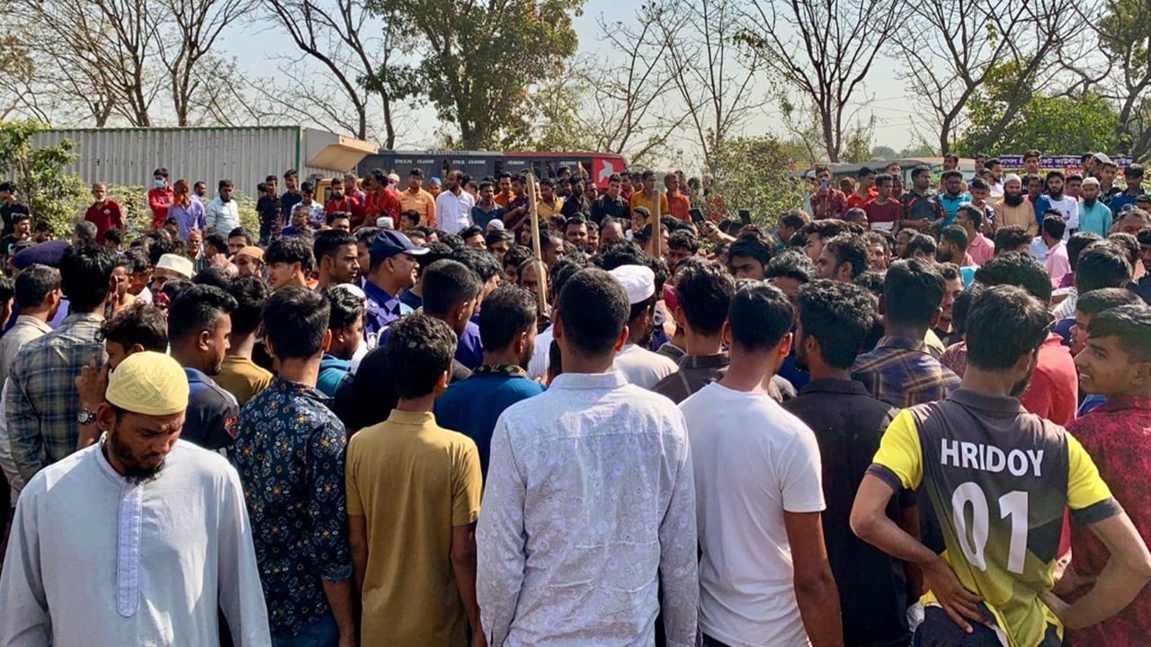 গাজীপুরে সড়কে প্রাণ গেলো অটোচালকের, প্রতিবাদে বিক্ষোভ