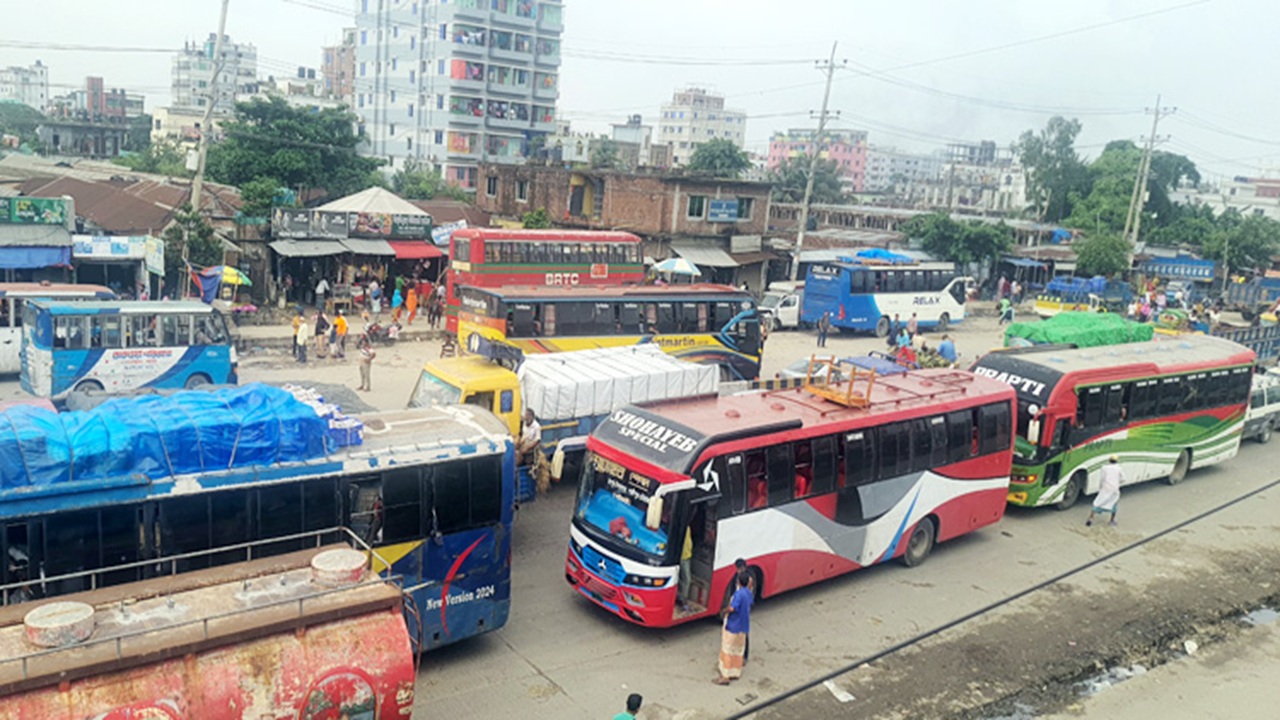 গাজীপুরের দুই মহাসড়কে গাড়ি চলছে ধীরগতিতে