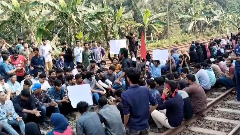 ইউনিভার্সিটির নাম পরিবর্তনের দাবিতে রেলপথ অবরোধ শিক্ষার্থীদের