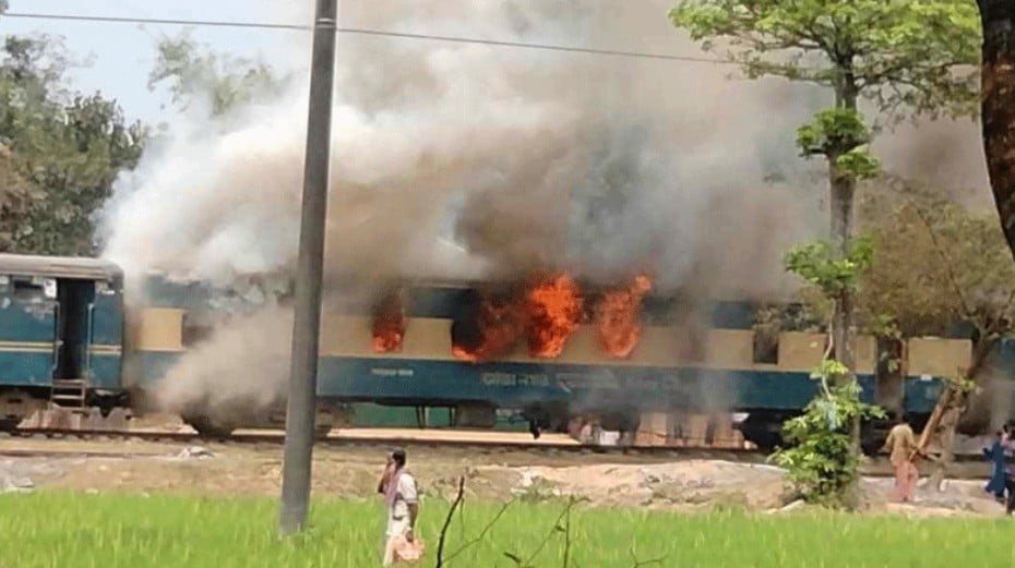 গাজীপুরে মহুয়া কমিউটার ট্রেনে আগুন