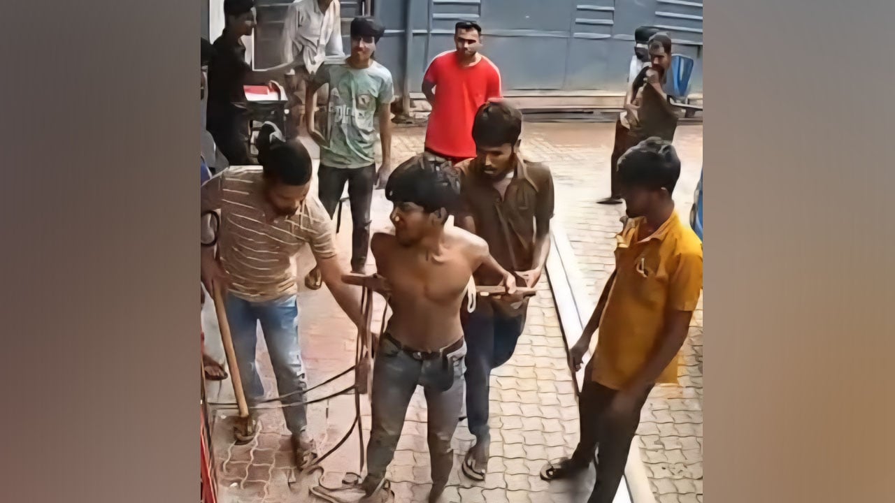 চুরির অভিযোগ তুলে শ্রমিককে জানালার সঙ্গে বেঁধে পিটিয়ে হত্যা