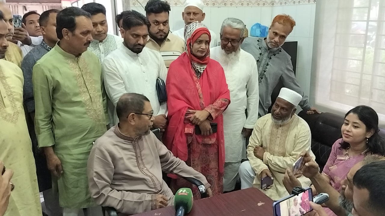 আকস্মিক কাপাসিয়া স্বাস্থ্য কমপ্লেক্স পরিদর্শনে স্বাস্থ্যমন্ত্রী