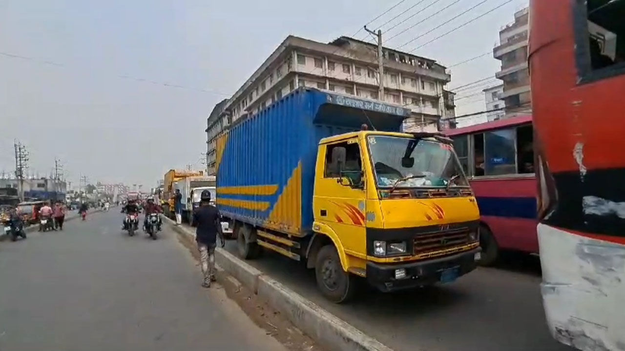 গাজীপুরে কারখানার শ্রমিক ছাঁটাইয়ের প্রতিবাদে মহাসড়ক অবরোধ
