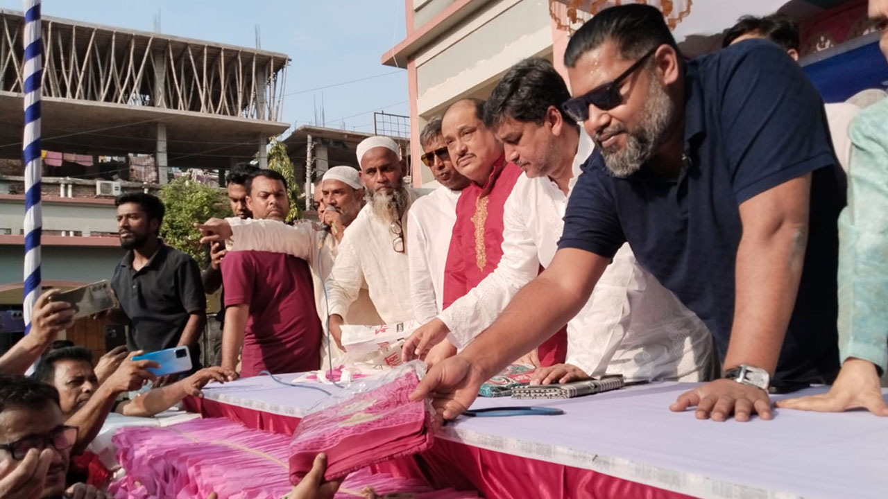 টঙ্গীতে প্রধানমন্ত্রীর ঈদ উপহার বিতরণ