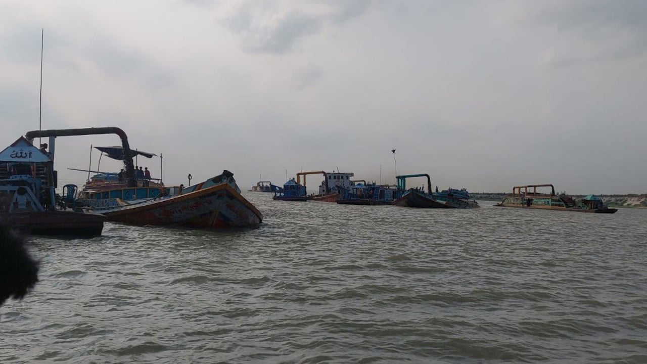 পদ্মায় ৫০ ড্রেজারে বালু উত্তোলনের অভিযোগ বিএনপি নেতার বিরুদ্ধে