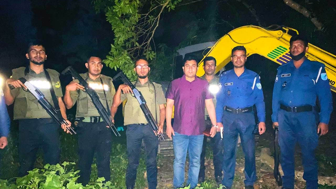 গভীর রাতে অভিযান, মাটি কাটার এক্সকাভেটরসহ পাঁচটি ট্রাক জব্দ
