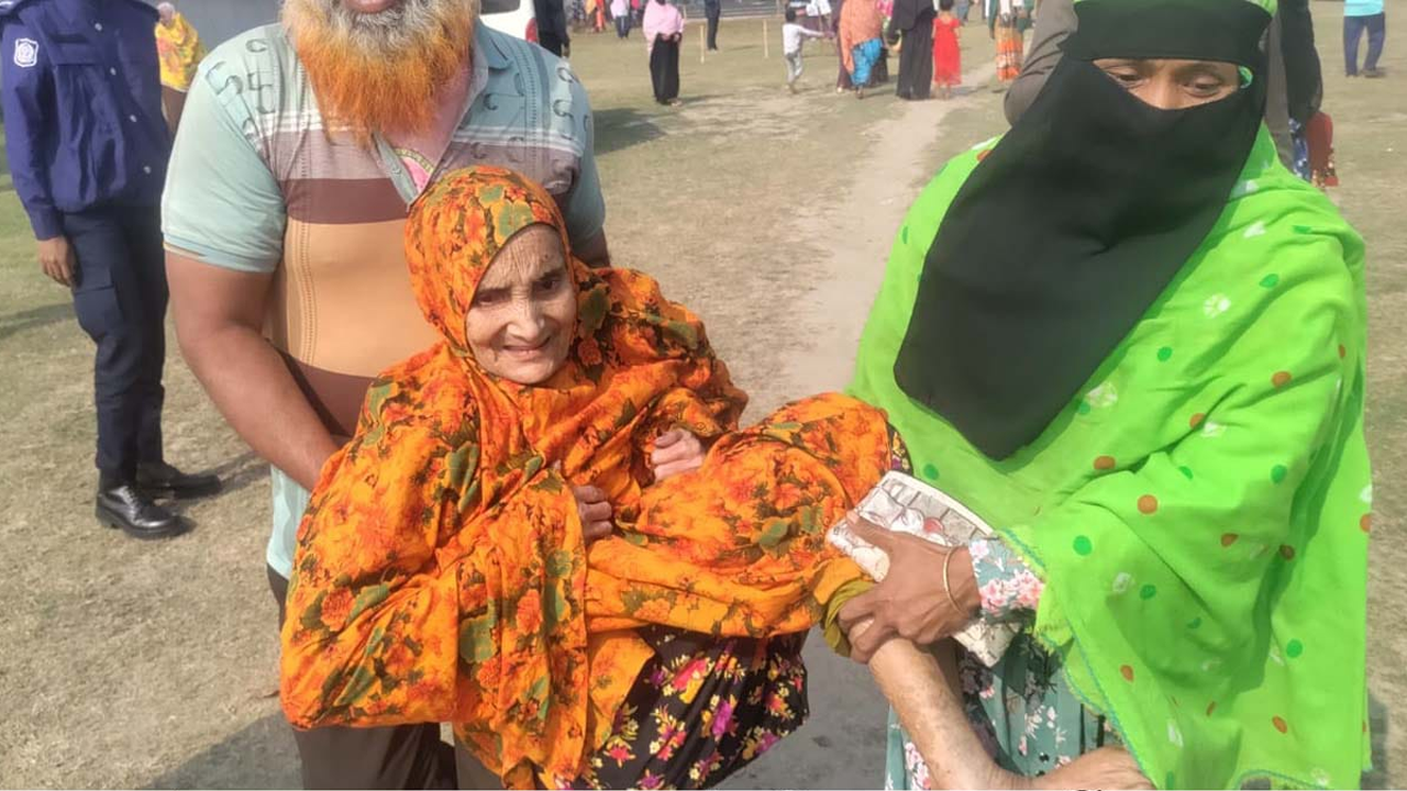 ছেলের বউয়ের কোলে করে ভোটকেন্দ্রে যান শতবর্ষী শুনাভান