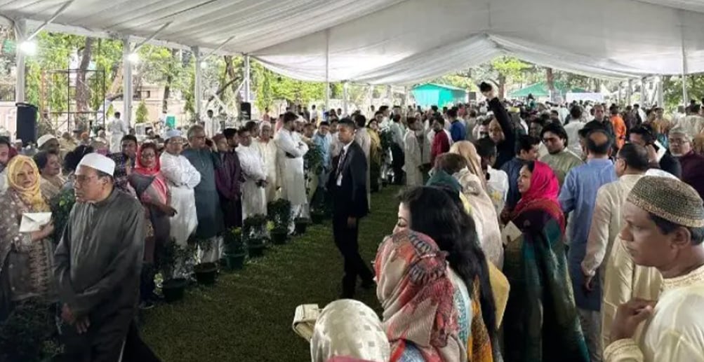 প্রধানমন্ত্রীর সঙ্গে ঈদ শুভেচ্ছা বিনিময় করতে ‘যমুনায়’ মানুষের ঢল