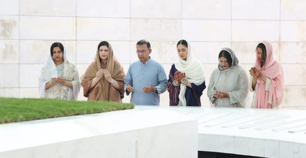 মা-বাবার কবর জিয়ারত করেন প্রধানমন্ত্রী তারেক রহমান