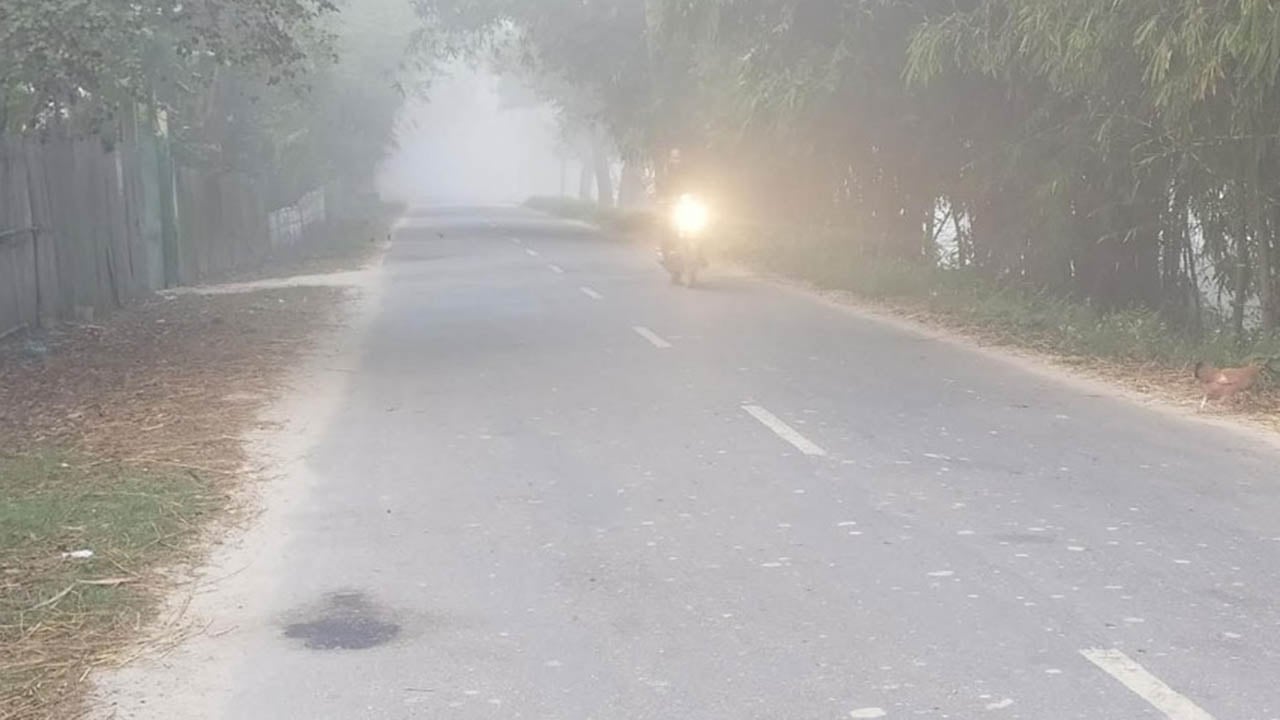 তেঁতুলিয়ায় তাপমাত্রা নামলো ১১ ডিগ্রিতে, দিনে জ্বলছে হেডলাইট