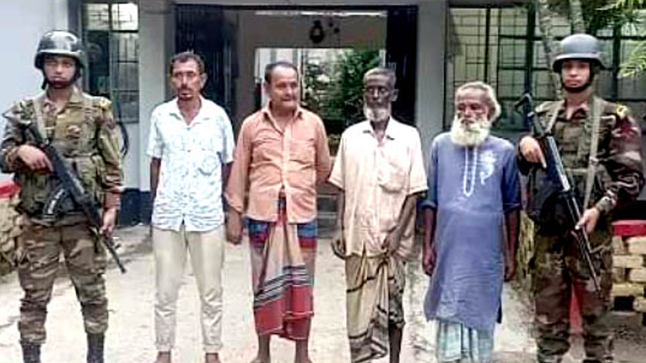 কোরবানির হাটে গরু-ছাগল পরিবহনে চাঁদাবাজি, আটক ৪