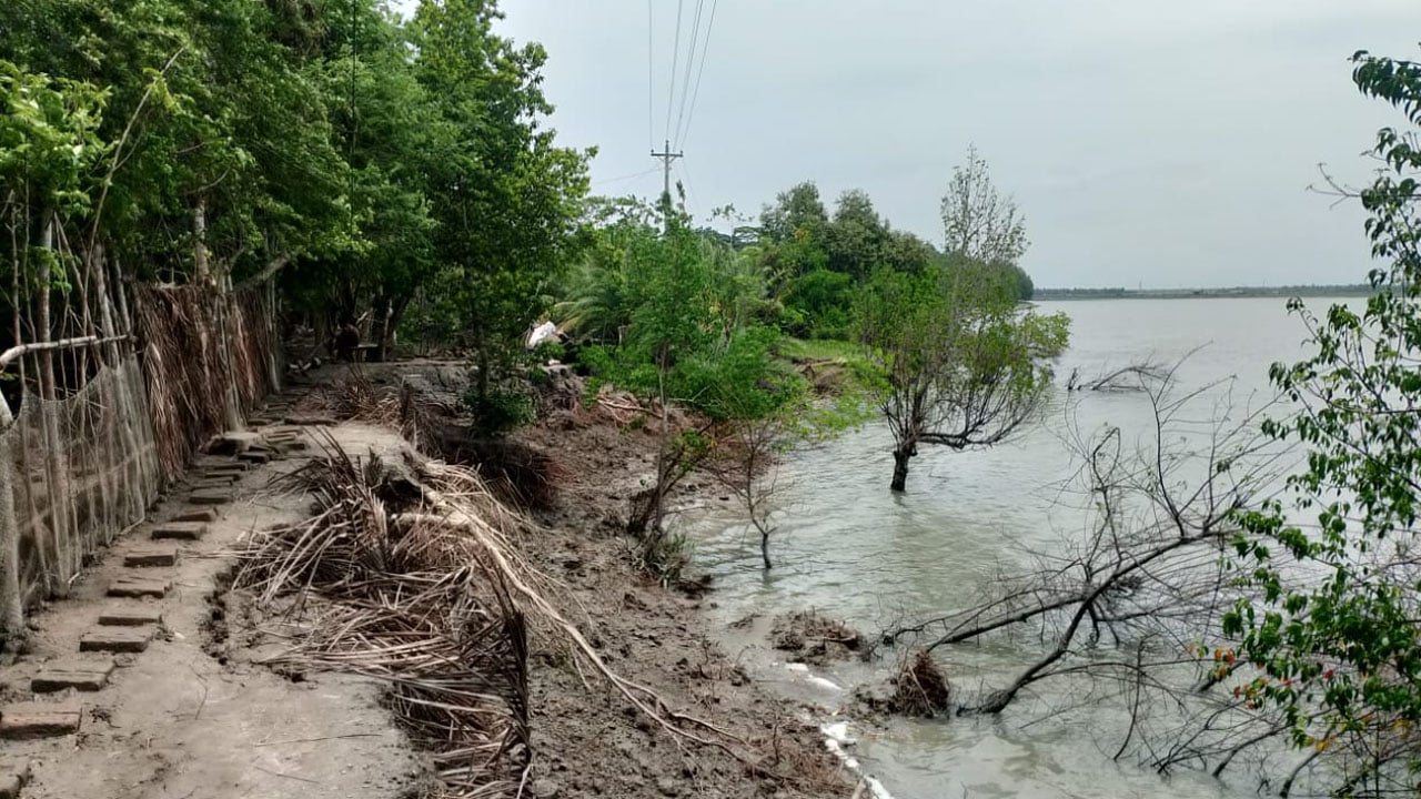 ঘষিয়াখালি চ্যানেলে ভাঙনের হুমকি