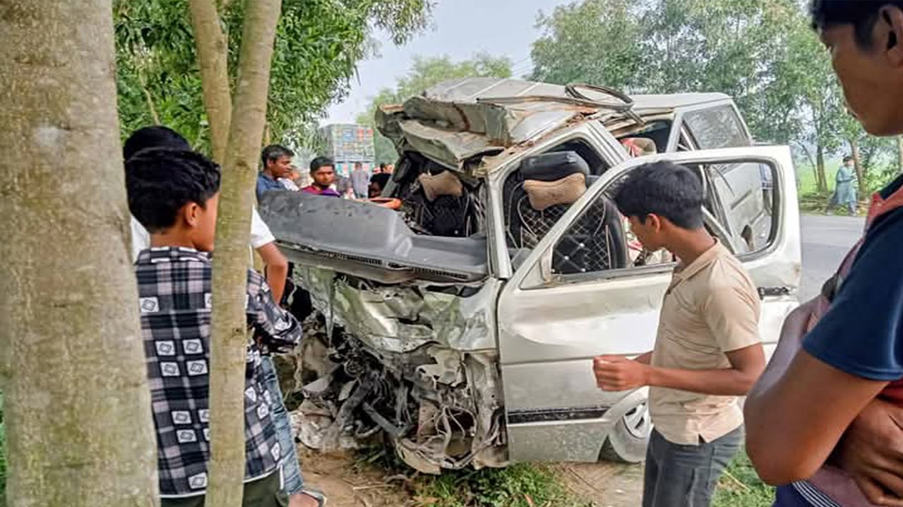 ঘোড়াঘাটে সড়ক দুর্ঘটনায় নিহত ১ আহত ১০