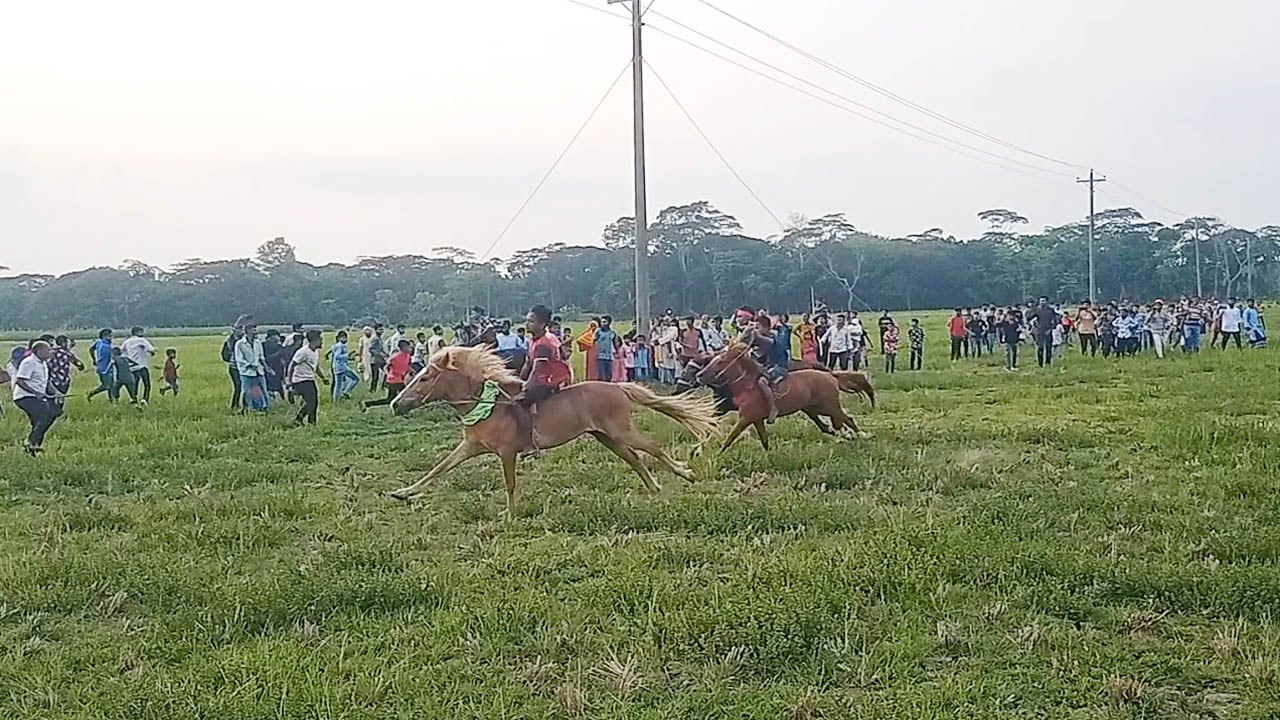 বরিশালের বাবুগঞ্জে বৈশাখী মেলায় ঐতিহ্যবাহী ঘোড়া দৌড়