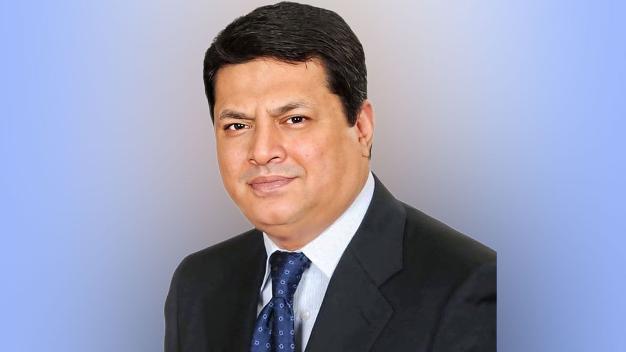 আ. লীগ নেতাদের ফুলেল শুভেচ্ছায় সিক্ত গণপূর্তমন্ত্রী