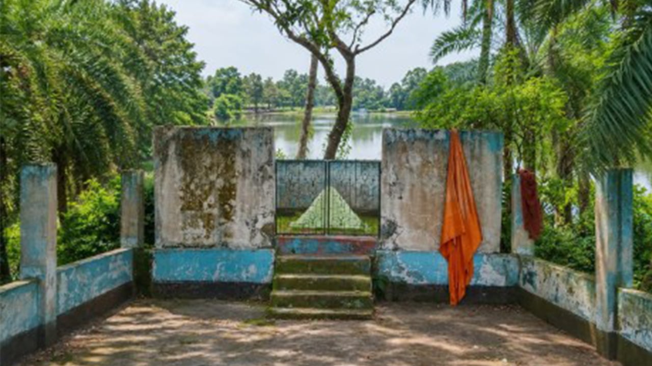পুণ্ড্রবর্ধনের ধূসর স্মৃতিতে দরগারহাটের মাজার