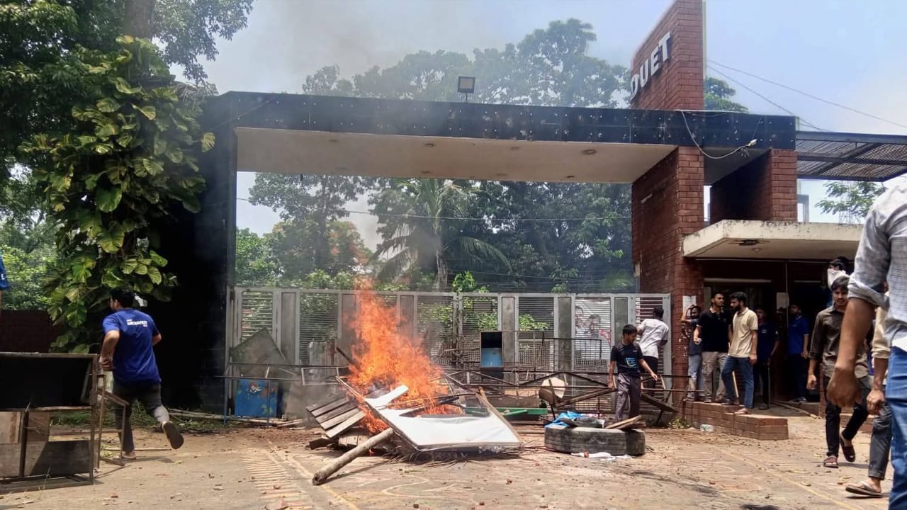 ইউএনও অফিসে বসে নতুন ভিসির দায়িত্ব গ্রহণ, পুলিশসহ আহত ১৫