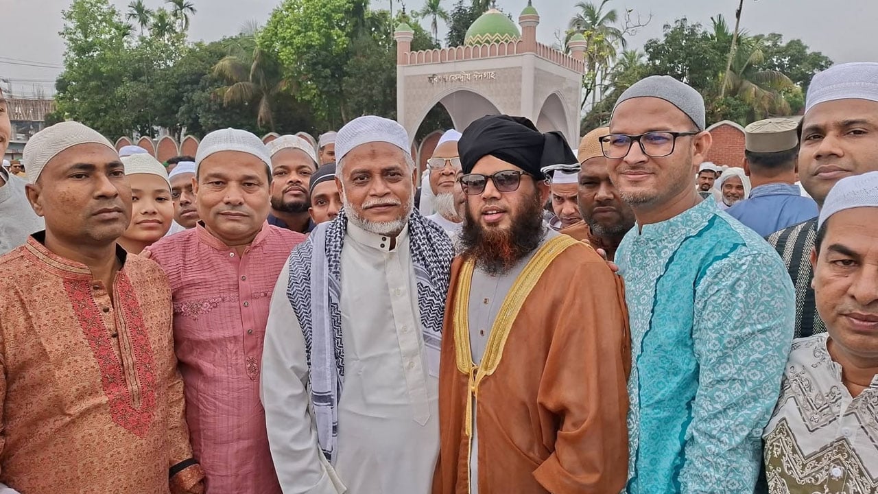 হবিগঞ্জ কেন্দ্রীয় ঈদগাহে হুইপ গউছের ঈদুল ফিতরের নামাজ আদায়