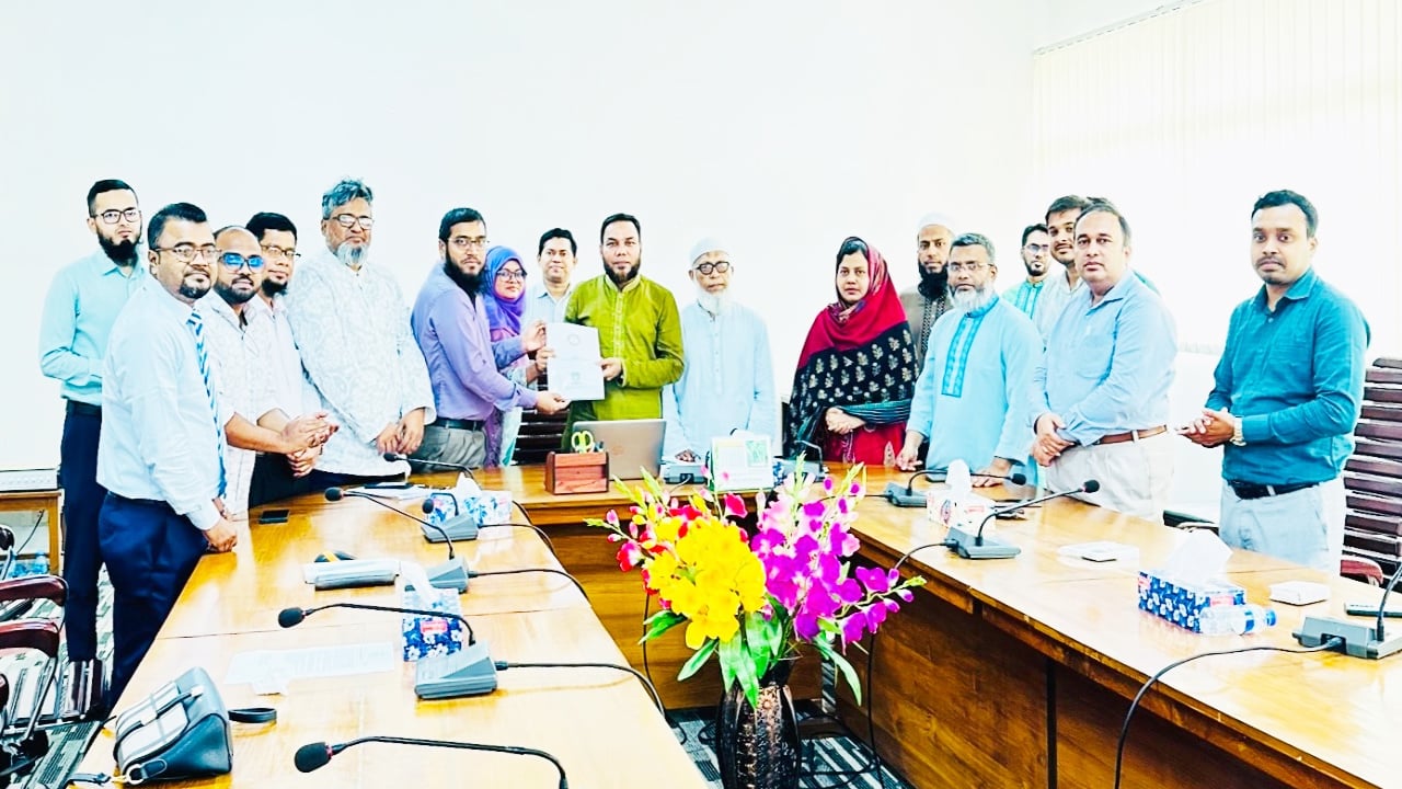 গাকৃবি অ্যালামনাই অ্যাসোসিয়েশনের গঠনতন্ত্র হস্তান্তর