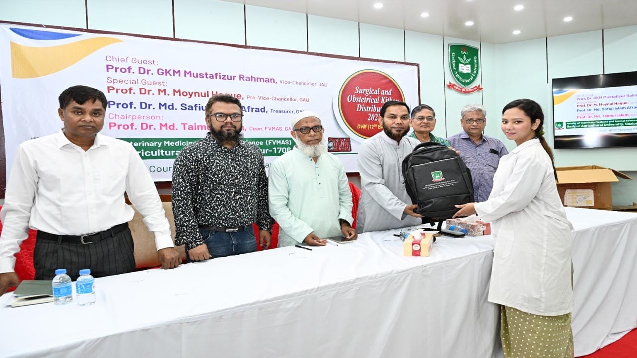 গাকৃবিতে ভেটেরিনারি শিক্ষার্থীদের মাঝে সার্জিক্যাল কিট-বক্স বিতরণ