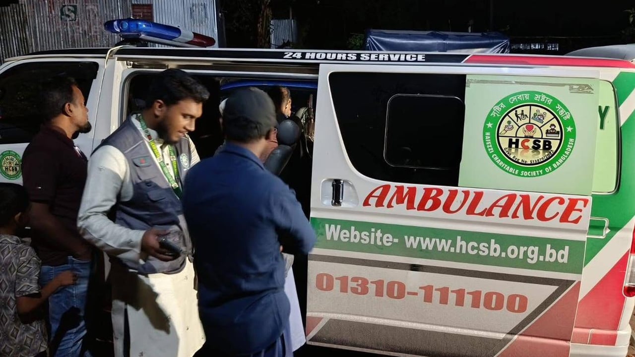 দৌলতদিয়া ঘাটে বাস দুর্ঘটনায় উদ্ধারকাজে হাফেজ্জী চ্যারিটেবল