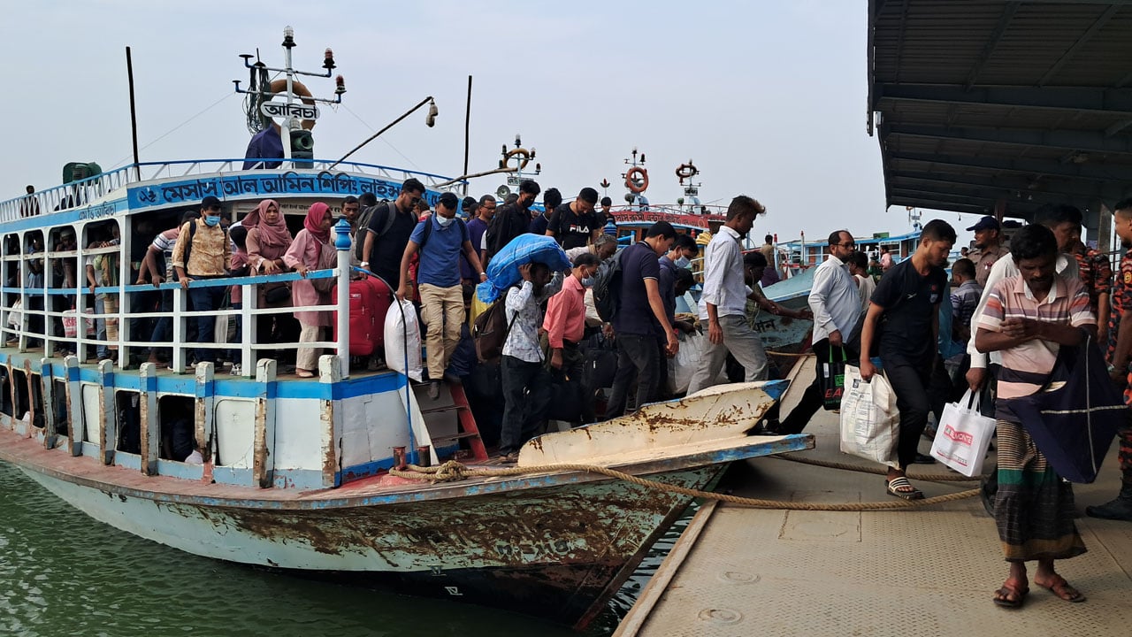 এবার জাহাজ-লঞ্চের সংঘর্ষ, প্রাণ রক্ষা পেল ২ শতাধিক যাত্রী