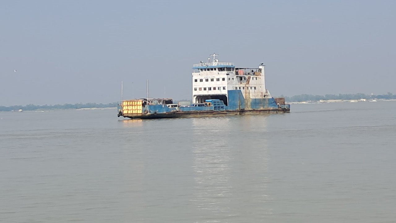দৌলতদিয়া-পাটুরিয়ায় এক ঘণ্টা পর নৌ চলাচল শুরু