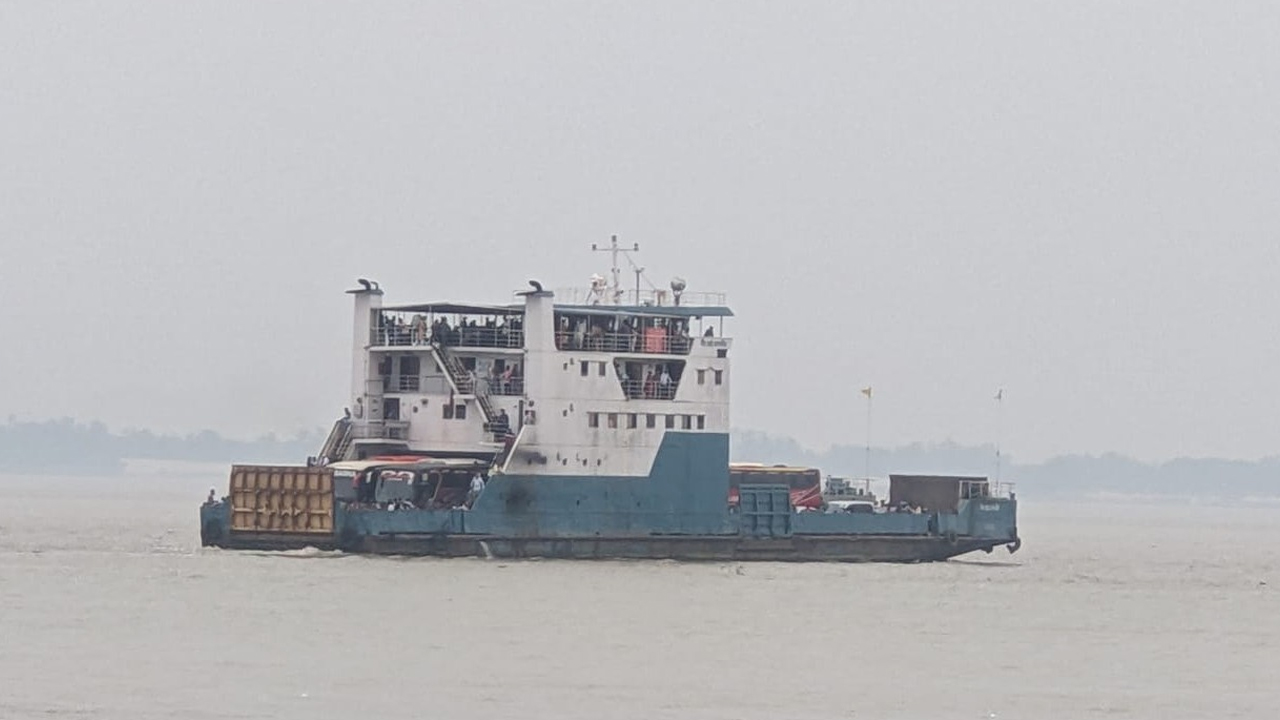 সাড়ে ৬ ঘণ্টা পর দৌলতদিয়া-পাটুরিয়ায় ফেরি চলাচল শুরু