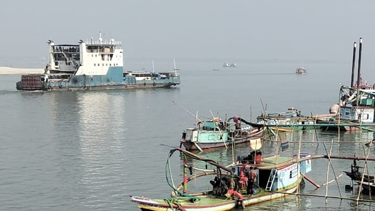 দৌলতদিয়া-পাটুরিয়ায় সাড়ে ১০ ঘণ্টা পর ফেরি চলাচল শুরু