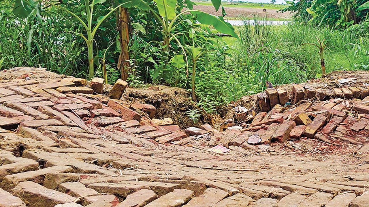 গোয়ালন্দে নির্মাণের পরই কোটি টাকার সড়কে ধস