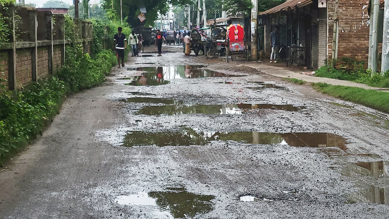 গোয়ালন্দে দেড় যুগেও সংস্কার নেই সড়কের, চরম দুর্ভোগে মানুষ