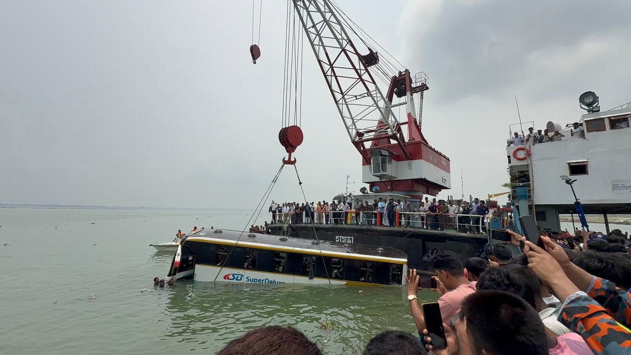 দৌলতদিয়া ফেরিঘাটে আবারো নদীতে বাস, তদন্ত কমিটি