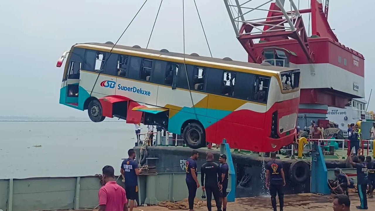 দৌলতদিয়া ফেরিঘাটে ডুবে যাওয়া বাস উদ্ধার